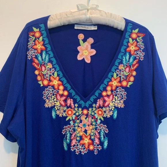 Solitaire Floral Embroidery Relaxed V Neck Tunic Top - Picture 2 of 8